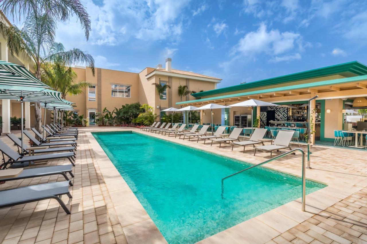 Barcelo La Nucia Palms Hotel Exterior foto The pool at the hotel