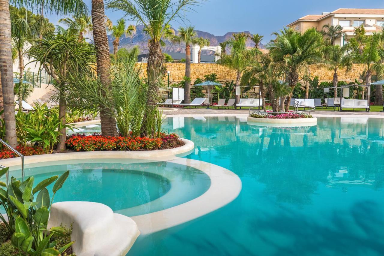 Barcelo La Nucia Palms Hotel Exterior foto The swimming pool at the hotel