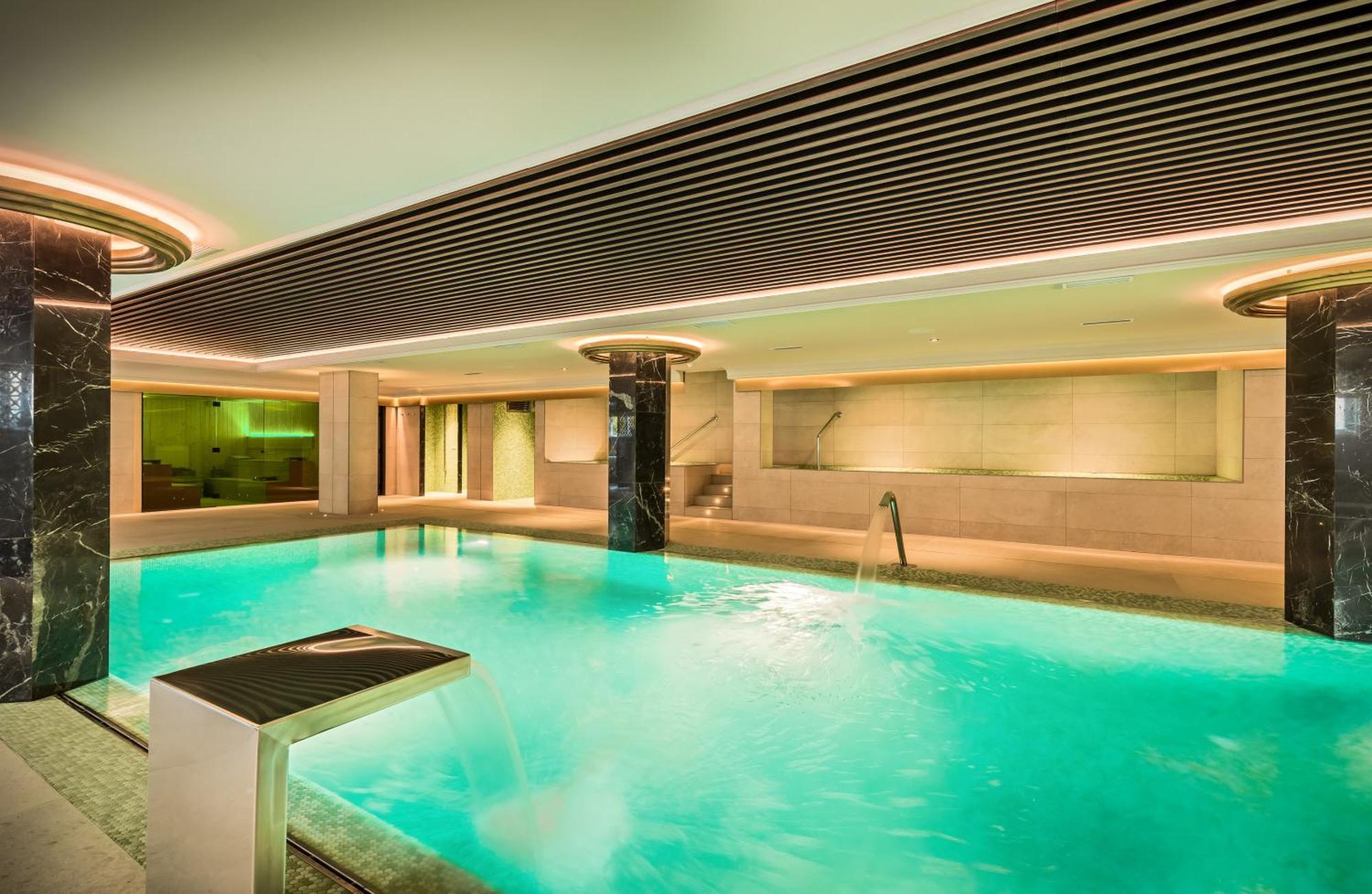 Barcelo La Nucia Palms Hotel Exterior foto The swimming pool at the InterContinental Budapest